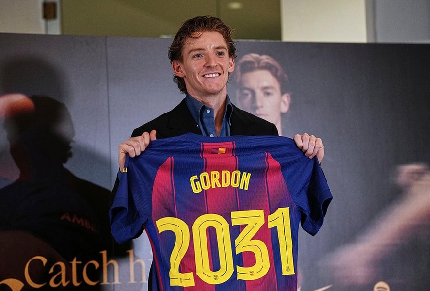 Anthony Gordon en su presentación oficial con el FC Barcelona