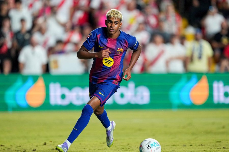 Lamine Yamal conduciendo el balón con el FC Barcelona
